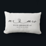 Almofada Lombar Presente de casamento rústico para Sr. e Sra. Recé<br><div class="desc">Torne o seu presente para os recém-casados memorável com esta doce fonte de caligrafia Sr e Sra com um buquê de coração,  contra um fundo com efeito de aniagem.  Personalize facilmente com o nome e data de sua escolha.</div>