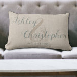 Almofada Lombar Presente Rustic Para Um Casal Personalizado<br><div class="desc">Roubo de casa ou presente de casamento para um casal. Travesseiro decorativo personalizado em cor azul e verde com nomes de casal e data. Celebre a relação e adicione um sotaque decorativo saboroso à casa. Cores naturais e neutras irão ajustado em quase qualquer fazer elegante e na moda de decoração...</div>