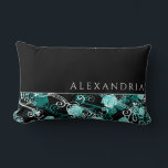 Almofada Lombar Preto e branco personalizado com padrão de Rosa de<br><div class="desc">Travesseiro lombar personalizado moderno apresenta um padrão floral de rosa com nome personalizado na tipografia na moda. A parte superior apresenta um plano de fundo preto simples com nome personalizado apresentado em caracteres elegantes simples. A base apresenta um padrão floral tendencial com rosas brilhantes de turquesa que se entrelaçam com...</div>