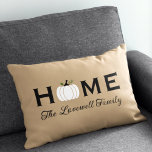 Almofada Lombar Queda do Sobrenome Personalizado da Pumpkin White<br><div class="desc">Bem-vindos convidados para sua casa este outono com um travesseiro decorativo de retângulo lombar personalizado. O design de tipografia simples e na moda apresenta uma redação "Home" com um texto elegante de script personalizado para o seu nome familiar e um sotaque de abóbora branco. Inclui um esquema de cores neutro,...</div>