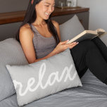 Almofada Lombar Relaxe a Cinza e o Script Branco<br><div class="desc">Hora de relaxar. Nosso travesseiro decorativo de ênfase apresenta "relaxar" em um roteiro branco contra um fundo de cinza de pomba-luz.</div>