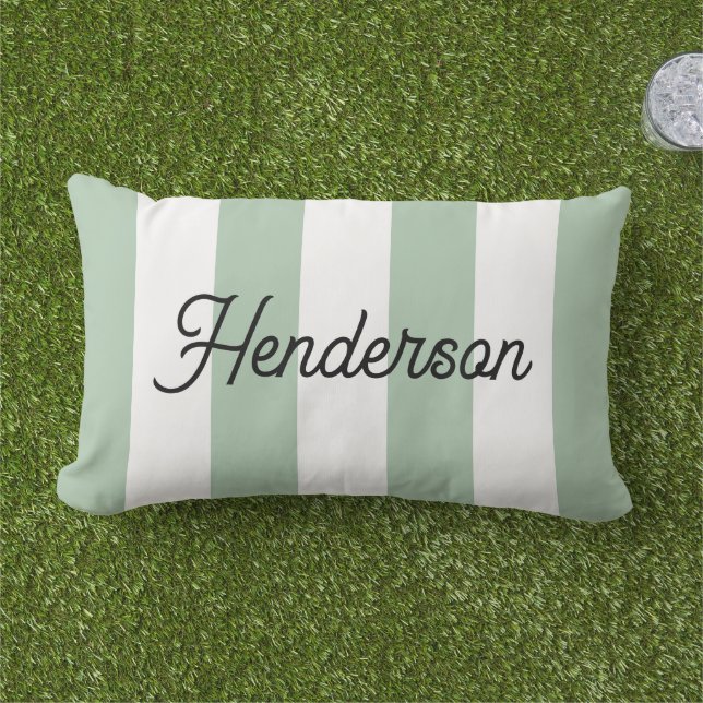 Almofada Lombar Sage Verde e Branco Listras de Cabana Monogramadas (Grama)