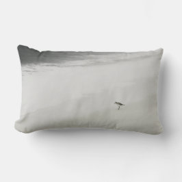 Almofada Lombar Sandpiper costeiro na praia