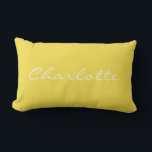 Almofada Lombar Script Branco Amarelo Minimalista de Nome Personal<br><div class="desc">Adicione um toque caloroso e convidativo à sua casa com este travesseiro lombar amarelo minimalista, com um nome elegante para um toque personalizado. O fundo amarelo suave e sólido traz uma estética alegre, mas sofisticada, perfeita para estilos modernos, escandinavos ou confortáveis de decoração. Este travesseiro de sotaque é uma escolha...</div>
