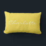 Almofada Lombar Script Branco Amarelo Minimalista de Nome Personal<br><div class="desc">Adicione um toque caloroso e convidativo à sua casa com este travesseiro lombar amarelo minimalista, com um nome elegante para um toque personalizado. O fundo amarelo suave e sólido traz uma estética alegre, mas sofisticada, perfeita para estilos modernos, escandinavos ou confortáveis de decoração. Este travesseiro de sotaque é uma escolha...</div>