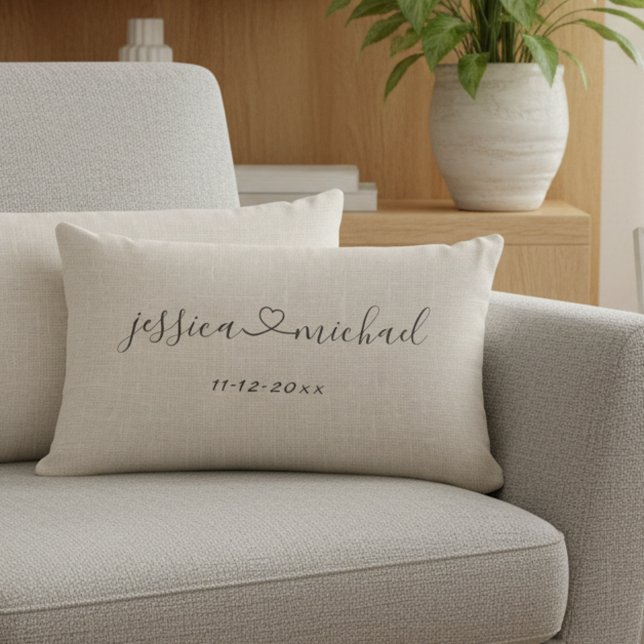 Almofada Lombar Script Cursivo Rústico Nomes Coração Data do Casam (Romantic newlyweds names and wedding date lumbar pillow.)