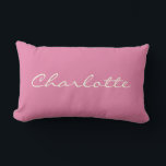 Almofada Lombar Script moderno minimalista em rosa personalizado<br><div class="desc">Este travesseiro decorativo personalizado apresenta o seu nome em lindas letras escritas à mão num fundo cor-de-na moda. ideia de presente de excelente.</div>
