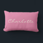 Almofada Lombar Script moderno minimalista em rosa personalizado<br><div class="desc">Este travesseiro decorativo personalizado apresenta o seu nome em lindas letras escritas à mão num fundo cor-de-na moda. ideia de presente de excelente.</div>