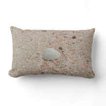 Seashell branco e travesseiro cor-de-rosa da praia
