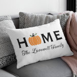 Almofada Lombar Sobrenome Personalizado de Abóbora Laranja inicial<br><div class="desc">Bem-vindos convidados para sua casa este outono com um travesseiro decorativo de retângulo lombar personalizado. O design de tipografia simples e na moda apresenta uma redação "Home" com um texto elegante e personalizado para o seu nome familiar e um sotaque de abóbora laranja. Inclui um esquema de cores preto, branco,...</div>