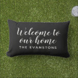 Almofada Lombar Sobrenome Personalizado de Início de Boas-vindas P<br><div class="desc">O travesseiro lombar preto e branco moderno "Bem-vindo a Nossa Casa" apresenta texto de script de na moda com texto de monograma de sans serif personalizado que pode ser personalizado com o sobrenome de sua família. Estão disponíveis tecidos para travesseiros interiores e exteriores.</div>