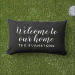 Almofada Lombar Sobrenome Personalizado de Início de Boas-vindas P<br><div class="desc">O travesseiro lombar preto e branco moderno "Bem-vindo a Nossa Casa" apresenta texto de script de na moda com texto de monograma de sans serif personalizado que pode ser personalizado com o sobrenome de sua família. Estão disponíveis tecidos para travesseiros interiores e exteriores.</div>