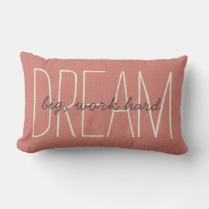 Almofada Lombar Sonhe Grande Letra Script Coral e Creme Decorativa