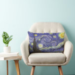 Almofada Lombar Starry Night por Vincent van Gogh<br><div class="desc">Starry Night, de Vincent van Gogh, é uma pintura de paisagem urbana de paisagens de apos impressionismo de arte com vista para o Santo Remy, França do asilo de van Gogh. O céu noturno está balançando com nuvens com uma lua crescente brilhante e estrelas brilhantes sobre a pequena vila. Starry...</div>