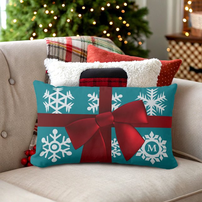 Almofada Lombar Teal Snowflake Monograma Arco Vermelho Travesseiro (Ho Ho Ho! Add your initial to this festive teal and red Christmas lumbar pillow)