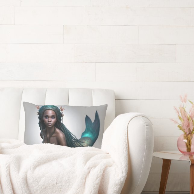ALMOFADA LOMBAR TRAVESEIRO DE SIRENE MULHER NEGRA COM DREADS (Sofá)