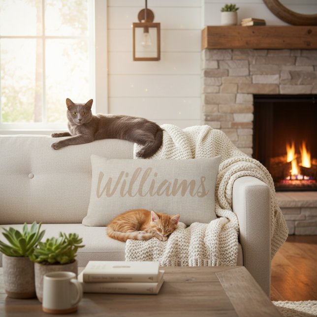 Almofada Lombar Travesseiro com Nome de Família em Caligrafia Rúst (Custom family name lumbar pillow. Farmhouse style housewarming gift idea.)