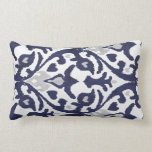 Almofada Lombar Travesseiro de cor azul e branco, decorativo, mode<br><div class="desc">Um padrão ousado e encantador de abstrato em cinzas,  azul-indigo e branco. os travesseiros decorativos contemporâneos do ikat animam seus vizinhos com o chic moderno.</div>