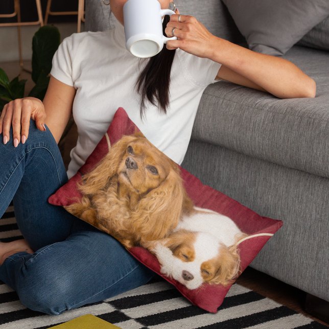 Almofada Lombar Travesseiro de madeira Tired Cavalier King Charles (Cozy up with Horatio and Princess Fiona on this charming lumbar pillow.)