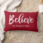 Almofada Lombar Travesseiro de Natal Personalizado do Script Red A<br><div class="desc">Acreditem na escrita manual | Travesseiro decorativo de férias em vermelho. Design de tipografia moderna de uma fazenda feita por Blackberry Boulevard "Acredite" escrita em uma fonte branca sobre um fundo vermelho sólido. Personalize-o com seu nome de família. Outras cores disponíveis no armazenamento. Travesseiro de sotaque perfeito para sua decoração...</div>