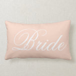 Almofada Lombar Travesseiro decorativo da noiva do rosa Pastel<br><div class="desc">Travesseiro decorativo chique simples e bonito da noiva do rosa pastel. Clique "personalizam-no!" abotoe para mudar o tamanho do texto, cor de texto, estilo de pia batismal, adicione seu próprio texto para um design personalizado e mais!</div>