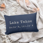 Almofada Lombar Travesseiro decorativo de Coordenadas de Cidade Pe<br><div class="desc">Mostre seu amor pela cidade atual ou sua cidade natal com nossas coordenadas personalizadas de travesseiro decorativo lombar. Mostrado para o lago Tahoe, nosso travesseiro azul marinho escuro apresenta seu nome de cidade e latitude e longitude em letra de máquina de escrever de marfim. Digite o nome da cidade e...</div>