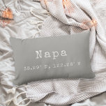 Almofada Lombar Travesseiro decorativo de Coordenadas de Cidade Pe<br><div class="desc">Mostre seu amor pela cidade atual ou sua cidade natal com nossas coordenadas personalizadas de travesseiro decorativo lombar. Mostrada para Napa, Califórnia, nossa cinza neutra e nosso travesseiro branco apresenta o nome da cidade e latitude e longitude em letras brancas da máquina de escrever. Digite o nome da cidade e...</div>