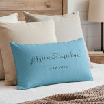 Almofada Lombar Travesseiro lombar de casamento elegante com nomes<br><div class="desc">Belo travesseiro de presente azul de casamento. Nomes cursivos de script ligados a um coração e a uma data. Personalize substituindo os nomes de exemplo Jessica e Michael e a data de amostra por nomes personalizados e uma data significativa para o casal. Celebrar casal adora este belo travesseiro personalizado. A...</div>