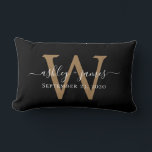 Almofada Lombar Travesseiro Lombar Preto Data de Casamento Monogra<br><div class="desc">Elegante almofada de recordação de casamento apresenta seus nomes em caligrafia manuscrita chic branca e seu monograma dourado elegante em um fundo preto. Basta adicionar seus nomes, monograma e data de casamento. Ótimo presente para um casal recém-casado. Exclusivamente projetado para você pelo Happy Dolphin Studio. Se precisar de ajuda ou...</div>