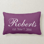 Almofada Lombar Travesseiro roxo personalizado do lance da ameixa<br><div class="desc">Um travesseiro decorativo roxo elegante personalizado com o nome de família e a data de sua escolha. Mude a cor do fundo ou deixe-lhe o roxo da ameixa. Um travesseiro feito sob encomenda bonito e moderno do lance para adicionar um toque pessoal a alguma sala.</div>