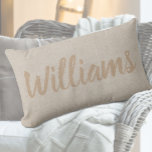 Almofada Lombar Travesseiro Rustic Faux Burlap Calliografia<br><div class="desc">Travesseiro decorativo russo de nomes de família para sua casa ou para dar como um presente personalizado maravilhoso. Este clássico travesseiro personalizado de fazenda apresenta uma paleta de cor clara neutra e creme e uma textura impressa no estilo burlap. É personalizado com um grande impressão de nome de família de...</div>
