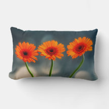 Três Gerberas Laranja num Cushion Lombar de Linha