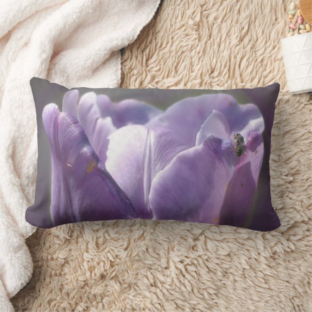 Almofada Lombar Tulipa Lavanda Com Pequena Abelha Close Up (Cobertor)