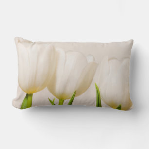 Almofada Lombar Tulipas brancas contra um fundo branco,