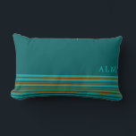 Almofada Lombar Turquesa Teal Monogramada e Faixa Laranja<br><div class="desc">O travesseiro monograma apresenta um padrão simples de distribuição horizontal com iniciais monográficas na tipografia moderna. A parte superior apresenta um simples fundo teal com iniciais de monograma apresentadas na tipografia do na moda. A parte inferior apresenta um padrão simples de faixa horizontal em uma paleta de cores complementares de...</div>