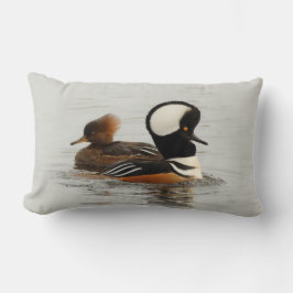 Almofada Lombar Um Encontro de Patos Merganso Encapuzados no Pond