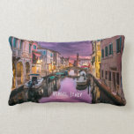 Almofada Lombar Veneza, Itália Canal Cênico e Arquitetura Veneza<br><div class="desc">Um travesseiro lombar com uma bela foto paisagística de um canal em Veneza,  Itália. Com nuvens roxas escuras,  parece que uma tempestade está chegando. Captura de excelentes da arquitetura venetiva única e reflexões aquáticas.</div>
