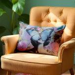 Almofada Lombar Vintage Collage<br><div class="desc">Este design combina a estética coqueteira com uma vibração sonhadora e retrógrada de colagem. Uma borboleta azul em greve repousa sobre a face da mulher, adicionando mistério e chorona, enquanto tons pastéis de borboletas rosa e lavanda flutuam, melhorando a sensação etérea. Flores vibrantes florescem ao fundo, criando uma exuberante cena...</div>