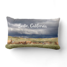 Vista geral tormentoso da cidade fantasma de Bodie