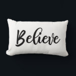 Almofada Lombar White Script Negro Crê Natal<br><div class="desc">Acreditem na escrita manual | Travesseiro decorativo de férias com padrão de xadrez de búfalo preto e branco no verso. Design de tipografia moderna de uma fazenda feita por Blackberry Boulevard "Acredite", escrita em uma fonte preta em um fundo branco sólido. Outras cores disponíveis no armazenamento. Travesseiro de sotaque perfeito...</div>