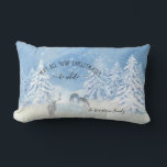 Almofada Lombar Winter Snow Forest Christmas ser White Family Name<br><div class="desc">"O Natal da Floresta de Neve Inverno é o nome da família branca, Travesseiro lombar." Extremamente pintada em acrílicas na canvas por uma artista reconhecida e licenciada internacionalmente, Audrey Jeanne Roberts. Esta design apresenta uma cena de neve de inverno com veados e uma nova queda de neve pesando sobre a...</div>