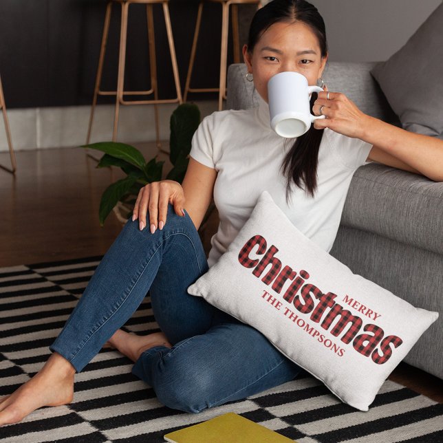 Almofada Lombar Xadrez Personalizada da Tipografia de Feliz Natal (Merry Christmas red and black buffalo check pattern typography throw pillow. )