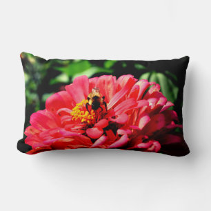 Almofada Lombar Zinônia coral com mamangabas