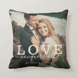 Almofada Love Conquers All Modern Brush Script Casal Foto