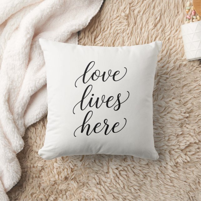 Almofada Love Lives Here Script Throw Pillow  (Cobertor)