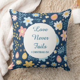 Almofada Love Never Fails Throw Pillow