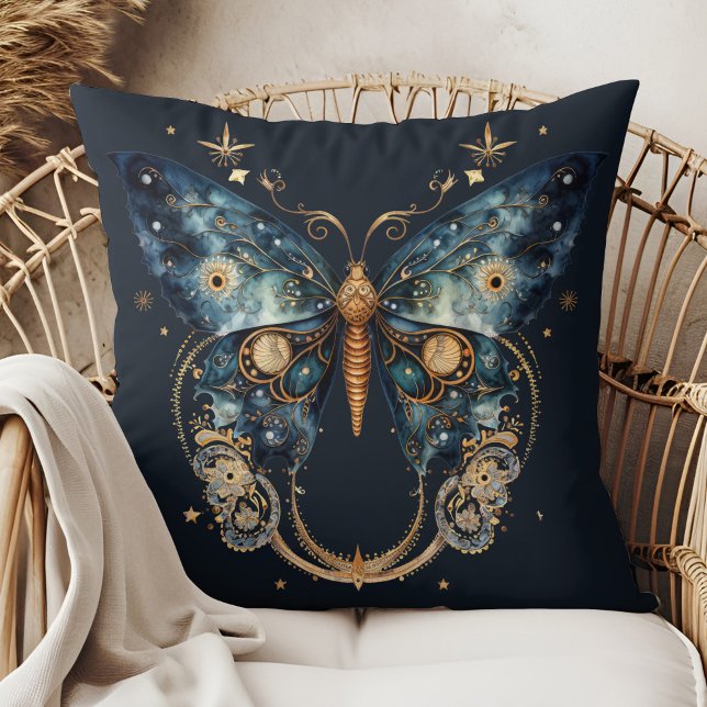 Almofada Lunar Moth - Celestial Witchmas Throw Pillow (Lunar Moth - Celestial Witchmas Throw Pillow in a boho rattan armchair.)