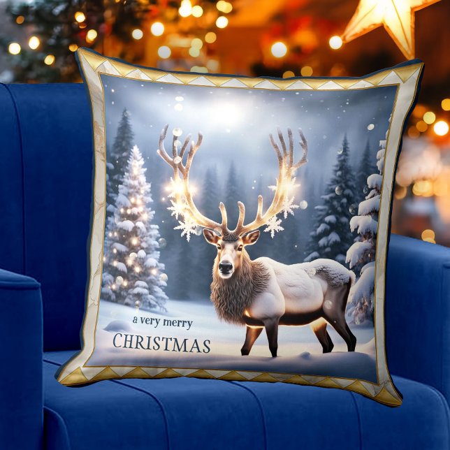 Almofada Luzes festivas Reindee Natal Arte Animal (Christmas pillow featuring a festive reindeer with sparkling lights in a snow covered landscape )