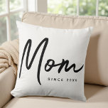 Almofada Mãe Desde 20XX Moderno - Simples Chic<br><div class="desc">Esta design simples e moderna é composta por tipografia sã-serif.</div>