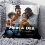 Almofada Mãe e Pai | Sobreposição de texto boho com duas fo<br><div class="desc">Este travesseiro simples e na moda para seus pais mostra duas fotos pessoais de sua família, juntamente com as palavras "Mãe e Pai" em uma tipografia moderna branca e boho e um local para adicionar seus nomes e o ano atrás. O texto apresentado diz "nós te amamos tanto", mas você...</div>